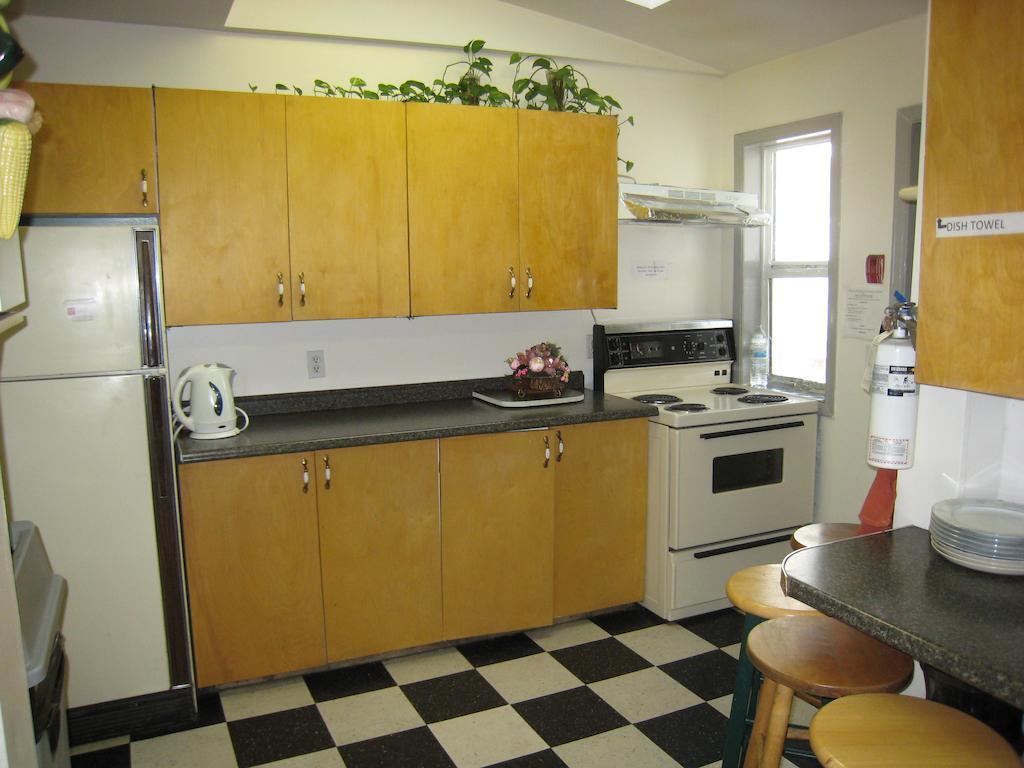 Kelowna Okanagan Lake Hostel Экстерьер фото